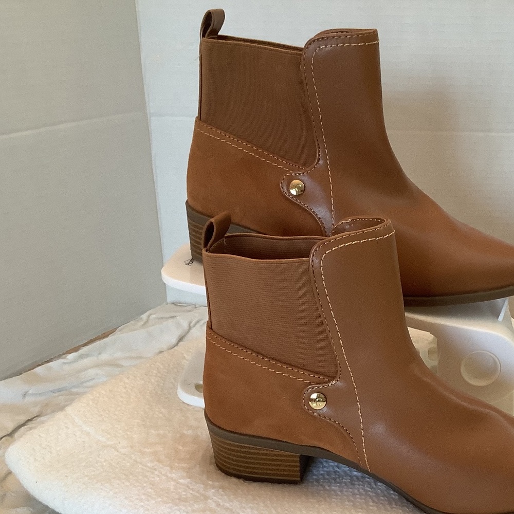 NWOT Liz Claiborne‎ Barrington ankle  booties sz 6 honey memory foam - Picture 3 of 12